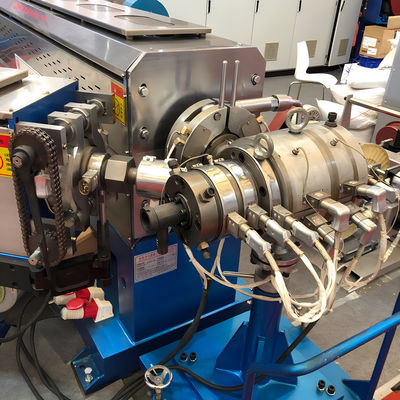 Un bon prix. Extrudeuses pour les fils électriques isolants, enduits, dépouillés et dépouillés, disposant d'une seule couche double ou triple d'extrusion en ligne